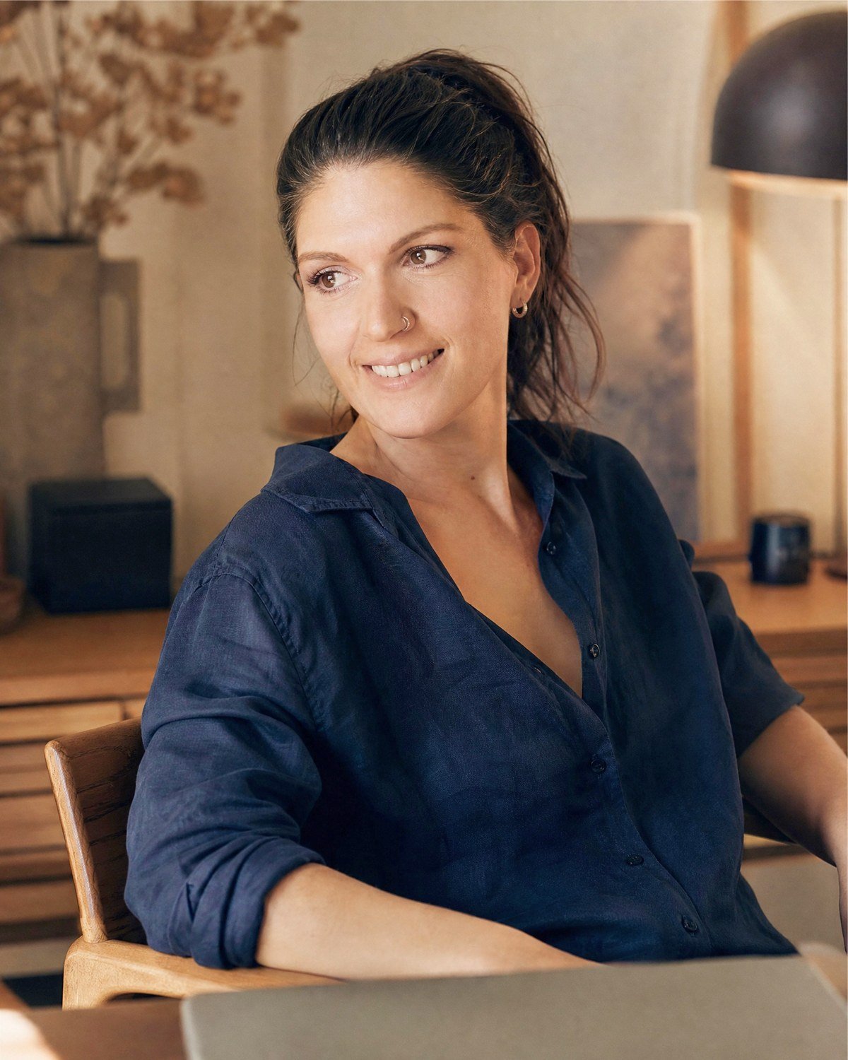 Monika Uebele am Schreibtisch. Über 15 Jahre Erfahrung als Coach in beruflichen und persönlichen Übergangsphasen.